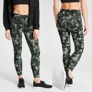Athleta Lightning Camo 7/8 Tight pocket Leggings Olive Green M